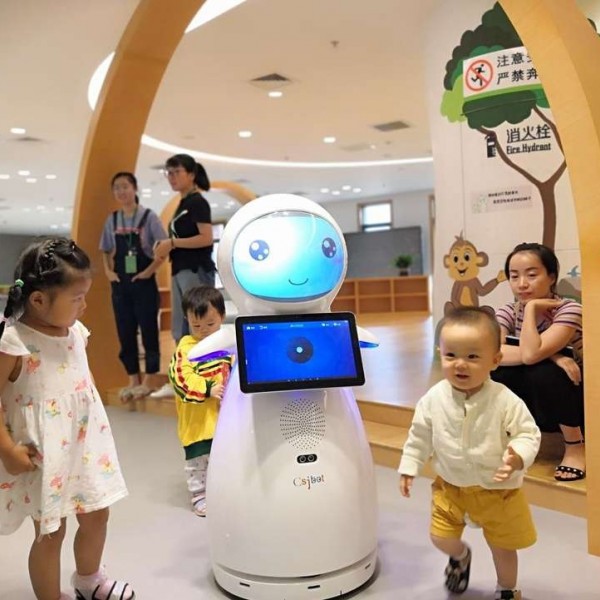 Kids companion smart robot Snow used in School for Education / 2